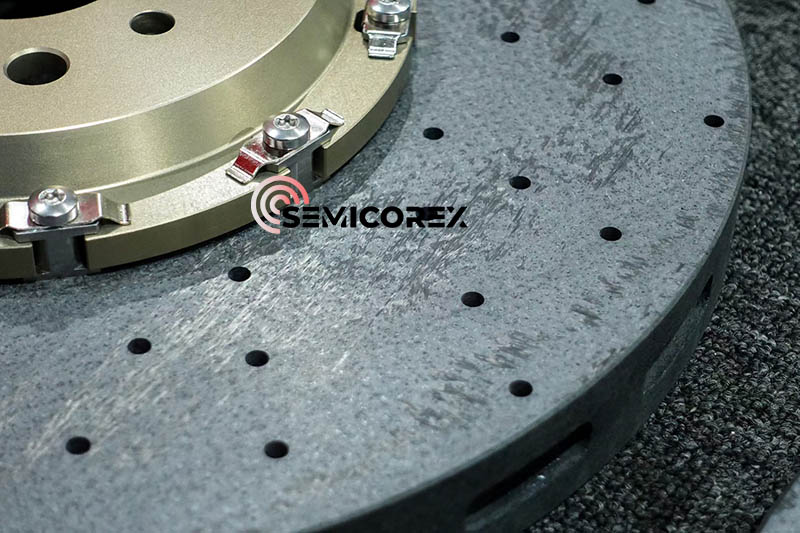 कार्बन-सिरेमिक मिश्रित ब्रेकिंग सिस्टम का विश्लेषण